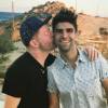 Jesse Tyler Ferguson (Modern Family) et son mari Justin Mikita ont fêté leurs deux ans de mariage en Grèce, le 20 juillet 2015