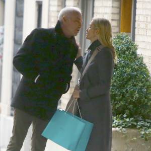 Exclusif - Kelly Rutherford et son petit-ami Tony Brand font du shopping sur Madison Avenue à New York, le 9 décembre 2015.