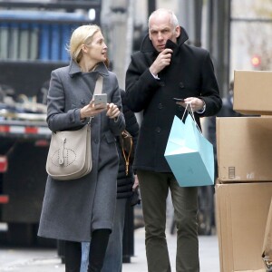 Exclusif - Kelly Rutherford et son petit-ami Tony Brand font du shopping sur Madison Avenue à New York, le 9 décembre 2015.