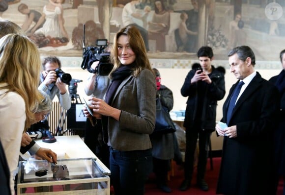 Nicolas Sarkozy et sa femme Carla Bruni-Sarkozy ont voté au lycée Jean de la Fontaine dans le 16ème arrondissement à Paris pour le 1er tour des élections régionales le 6 décembre 2015. © Dominique Jacovides - Cyril Moreau / Bestimage