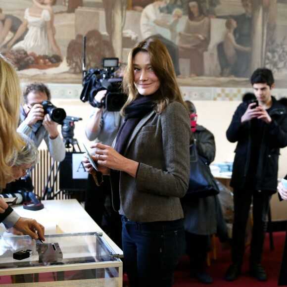 Nicolas Sarkozy et sa femme Carla Bruni-Sarkozy ont voté au lycée Jean de la Fontaine dans le 16ème arrondissement à Paris pour le 1er tour des élections régionales le 6 décembre 2015. © Dominique Jacovides - Cyril Moreau / Bestimage