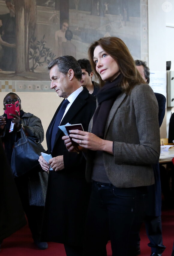 Nicolas Sarkozy et sa femme Carla Bruni-Sarkozy ont voté au lycée Jean de la Fontaine dans le 16ème arrondissement à Paris pour le 1er tour des élections régionales le 6 décembre 2015. © Dominique Jacovides - Cyril Moreau / Bestimage