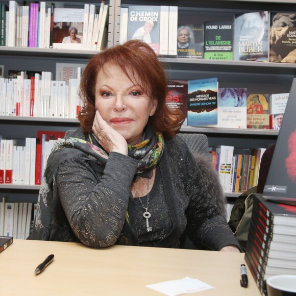 Exclusif - Régine en dédicace pour son nouveau livre "Mes nuits, mes rencontres" à la librairie Albin Michel Boulevard Saint-Germain à Paris, le 25 novembre 2015.