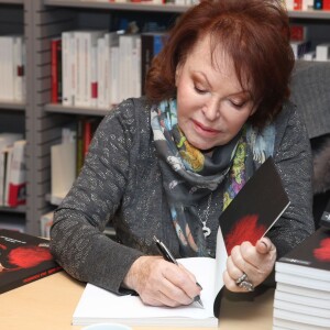 Exclusif - Régine en dédicace pour son nouveau livre "Mes nuits, mes rencontres" à la librairie Albin Michel Boulevard Saint-Germain à Paris, le 25 novembre 2015.