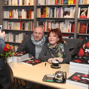 Exclusif - Régine en dédicace pour son nouveau livre "Mes nuits, mes rencontres" à la librairie Albin Michel Boulevard Saint-Germain à Paris, le 25 novembre 2015.