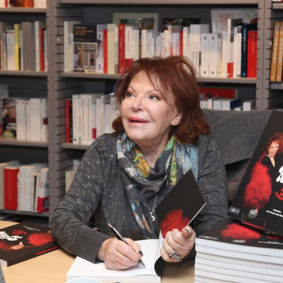 Exclusif - Régine en dédicace pour son nouveau livre "Mes nuits, mes rencontres" à la librairie Albin Michel Boulevard Saint-Germain à Paris, le 25 novembre 2015.