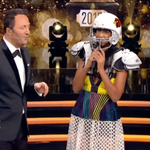 La chanteuse Shy'm reçoit avec beaucoup d'humour le prix de la Gamelle de l'année dans l'émission Les Z'awards de la télé sur TF1. Le 11 décembre 2015.