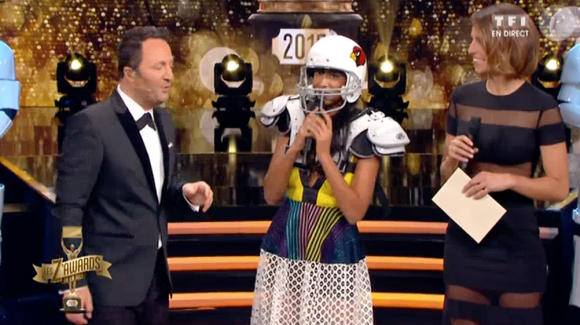 La chanteuse Shy'm reçoit avec beaucoup d'humour le prix de la Gamelle de l'année dans l'émission Les Z'awards de la télé sur TF1. Le 11 décembre 2015.