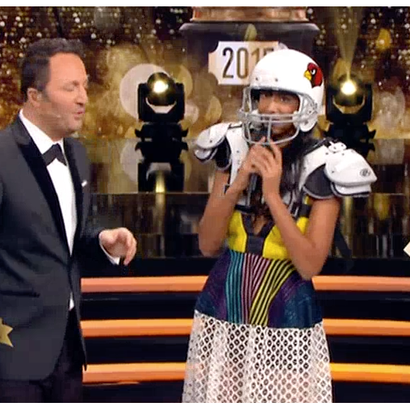 La chanteuse Shy'm reçoit avec beaucoup d'humour le prix de la Gamelle de l'année dans l'émission Les Z'awards de la télé sur TF1. Le 11 décembre 2015.