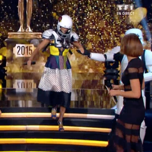 Shy'm reçoit avec beaucoup d'humour le prix de la Gamelle de l'année dans Les Z'awards de la télé sur TF1. Le 11 décembre 2015.