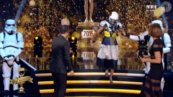 Shy'm reçoit avec beaucoup d'humour le prix de la Gamelle de l'année dans Les Z'awards de la télé sur TF1. Le 11 décembre 2015.