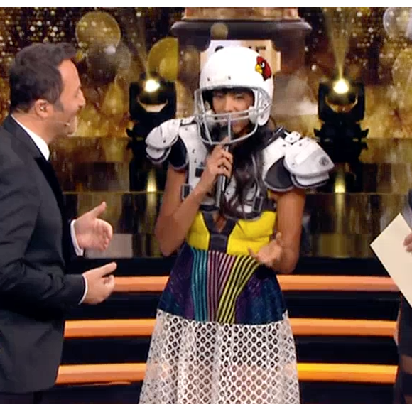 La belle Shy'm reçoit avec beaucoup d'humour le prix de la Gamelle de l'année dans l'émission Les Z'awards de la télé sur TF1. Le 11 décembre 2015.
