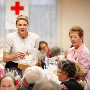 Exclusif - La princesse Charlene de Monaco participe à la traditionnelle distribution des cadeaux de Noël, en compagnie des bénévoles de la Croix Rouge Monégasque, à la Résidence Bellando de Castro, Fondation Hector Otto, à Monaco, le 9 décembre 2015. ©Bruno Bebert - Olivier Huitel/Bestimage.