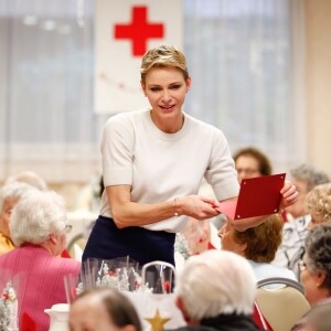 Exclusif - La princesse Charlene de Monaco participe à la traditionnelle distribution des cadeaux de Noël, en compagnie des bénévoles de la Croix Rouge Monégasque, à la Résidence Bellando de Castro, Fondation Hector Otto, à Monaco, le 9 décembre 2015. ©Bruno Bebert - Olivier Huitel/Bestimage.