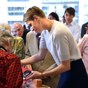 Exclusif - La princesse Charlene de Monaco participe à la traditionnelle distribution des cadeaux de Noël, en compagnie des bénévoles de la Croix Rouge Monégasque, à la Résidence Bellando de Castro, Fondation Hector Otto, à Monaco, le 9 décembre 2015. ©Bruno Bebert - Olivier Huitel/Bestimage.