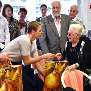 Exclusif - La princesse Charlene de Monaco participe à la traditionnelle distribution des cadeaux de Noël, en compagnie des bénévoles de la Croix Rouge Monégasque, à la Résidence Bellando de Castro, Fondation Hector Otto, à Monaco, le 9 décembre 2015. ©Bruno Bebert - Olivier Huitel/Bestimage.