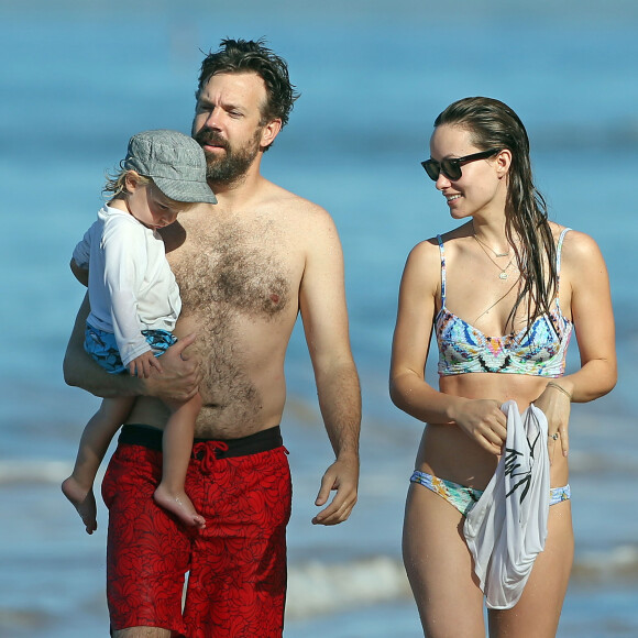 Olivia Wilde, son compagnon Jason Sudeikis et leur fils Otis passent une belle journée ensoleillée sur une plage à Hawaï, le 13 décembre 2015.