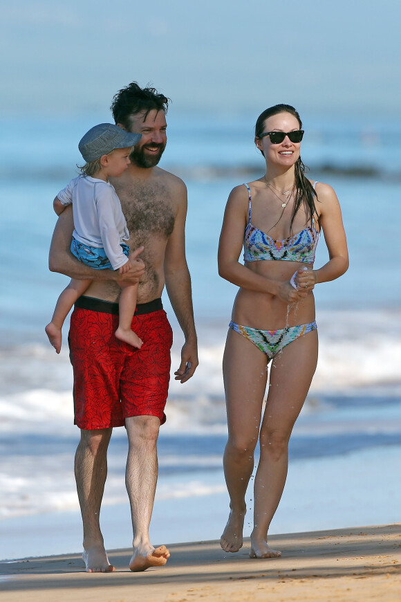 Olivia Wilde, Jason Sudeikis et leur fils Otis passent une belle journée ensoleillée sur une plage à Hawaï, le 13 décembre 2015.