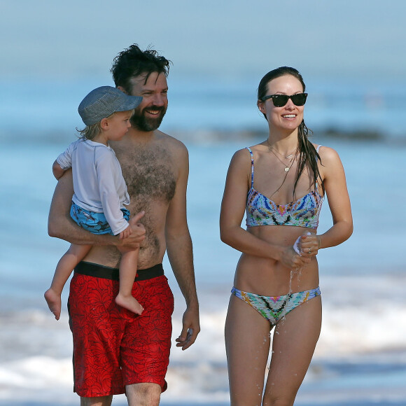 Olivia Wilde, Jason Sudeikis et leur fils Otis passent une belle journée ensoleillée sur une plage à Hawaï, le 13 décembre 2015.