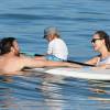 Olivia Wilde, son compagnon Jason Sudeikis et leur fils Otis passent la journée sur une plage à Hawaï, le 13 décembre 2015.