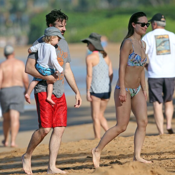 Olivia Wilde, son compagnon Jason Sudeikis et leur fils Otis passent une belle journée ensoleillée sur une plage à Hawaï, le 13 décembre 2015.