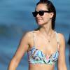 L'actrice Olivia Wilde, son compagnon Jason Sudeikis et leur fils Otis passent une belle journée ensoleillée sur une plage à Hawaï, le 13 décembre 2015.