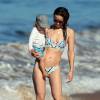 Olivia Wilde, son compagnon Jason Sudeikis et leur fils Otis passent une belle journée sur une plage à Hawaï, le 13 décembre 2015.