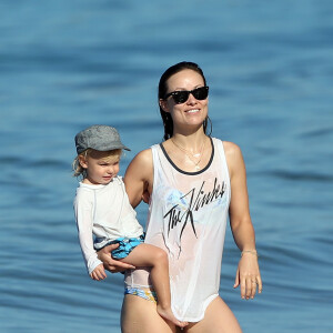 Olivia Wilde, son compagnon Jason Sudeikis et leur fils Otis passent une belle journée ensoleillée sur une plage à Hawaï, le 13 décembre 2015.