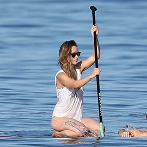 Olivia Wilde, son compagnon Jason Sudeikis et leur fils Otis passent une belle journée ensoleillée sur une plage à Hawaï, le 13 décembre 2015.