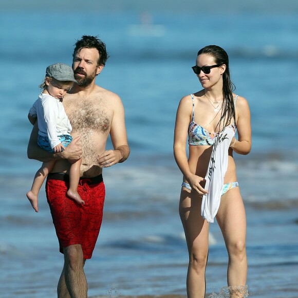 Olivia Wilde, son compagnon Jason Sudeikis et leur fils Otis passent une belle journée ensoleillée sur une plage à Hawaï, le 13 décembre 2015.