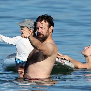 Olivia Wilde, son compagnon Jason Sudeikis et leur fils Otis passent une belle journée ensoleillée sur une plage à Hawaï, le 13 décembre 2015.