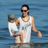 Olivia Wilde, son compagnon Jason Sudeikis et leur fils Otis passent une belle journée ensoleillée sur une plage à Hawaï, le 13 décembre 2015.