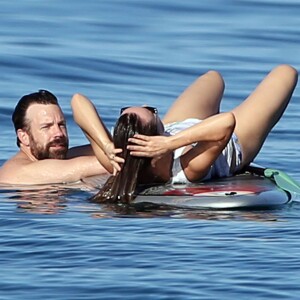 Olivia Wilde, son compagnon Jason Sudeikis et leur fils Otis passent une belle journée ensoleillée sur une plage à Hawaï, le 13 décembre 2015.