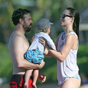 Olivia Wilde, son compagnon Jason Sudeikis et leur enfant Otis passent une belle journée ensoleillée sur une plage à Hawaï, le 13 décembre 2015.