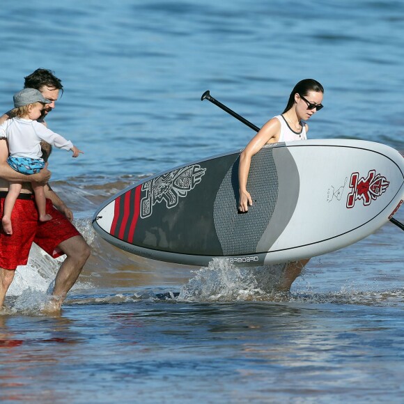 Olivia Wilde, son compagnon Jason Sudeikis et leur fils Otis passent une belle journée ensoleillée sur une plage à Hawaï, le 13 décembre 2015.