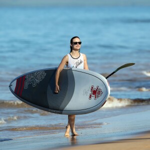 Olivia Wilde, son compagnon Jason Sudeikis et leur fils Otis passent une belle journée ensoleillée sur une plage à Hawaï, le 13 décembre 2015.