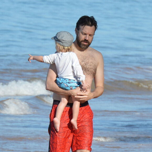 Olivia Wilde, son compagnon Jason Sudeikis et leur fils Otis passent une belle journée ensoleillée sur une plage à Hawaï, le 13 décembre 2015.