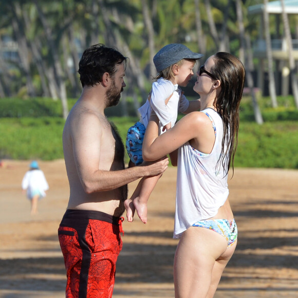 Olivia Wilde, son compagnon Jason Sudeikis et leur fils Otis passent une belle journée ensoleillée sur une plage à Hawaï, le 13 décembre 2015.