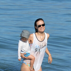 Olivia Wilde, son compagnon Jason Sudeikis et leur fils Otis passent une belle journée ensoleillée sur une plage à Hawaï, le 13 décembre 2015.