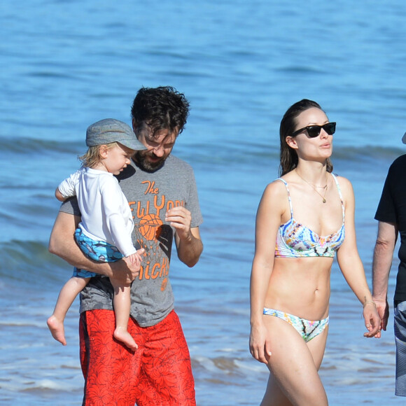 Olivia Wilde, son compagnon Jason Sudeikis et leur fils Otis passent une belle journée ensoleillée sur une plage à Hawaï, le 13 décembre 2015.