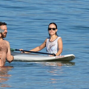 Olivia Wilde, son compagnon Jason Sudeikis et leur fils Otis passent une belle journée ensoleillée sur une plage à Hawaï, le 13 décembre 2015.