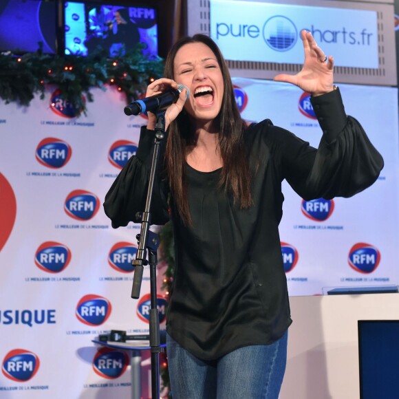 Natasha St-Pier lors de l'émission de radio : "La matinale Spéciale Noël sur RFM" dans les studios de RFM à Paris, le 19 décembre 2014.