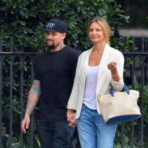 Exclusif - Cameron Diaz et son petit-ami Benjamin Madden (Benji Madden) se tiennent la main et échangent un baiser lors d'une promenade romantique à New York, le 8 septembre 2014.