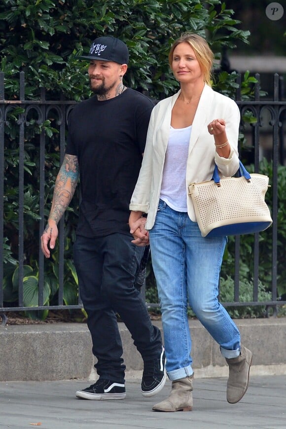 Exclusif - Cameron Diaz et son petit-ami Benjamin Madden (Benji Madden) se tiennent la main et échangent un baiser lors d'une promenade romantique à New York, le 8 septembre 2014.