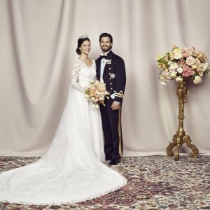 Le prince Carl Philip de Suède et sa femme la princesse Sofia (Sofia Hellqvist) posent pour la photo officielle lors de leur mariage au palais royal à Stockholm, le 13 juin 2015.