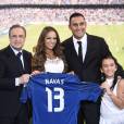 Le nouveau goal du Real Madrid Keylor Navas lors de la présentation officielle à la presse et aux supporters au stade Santiago Bernabeu le 5 août 2014 à Madrid en présence de Florentino Perez ( président du Real) et de la famille de Keylor Navas.