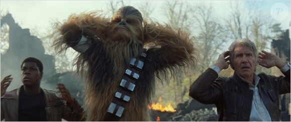 John Boyega, Peter Mayhew et Harrison Ford dans Star Wars : Le Réveil de la Force.