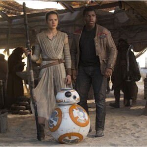 Daisy Ridley et John Boyega dans Star Wars : Le Réveil de la Force.