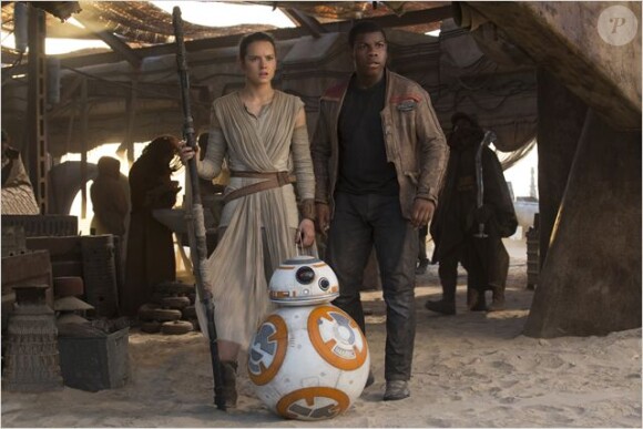 Daisy Ridley et John Boyega dans Star Wars : Le Réveil de la Force.