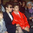 V&eacute;ronique Colucci avec ses fils Marius et Romain, le jour de l'enterrement de Coluche, le 24 juin 1986 